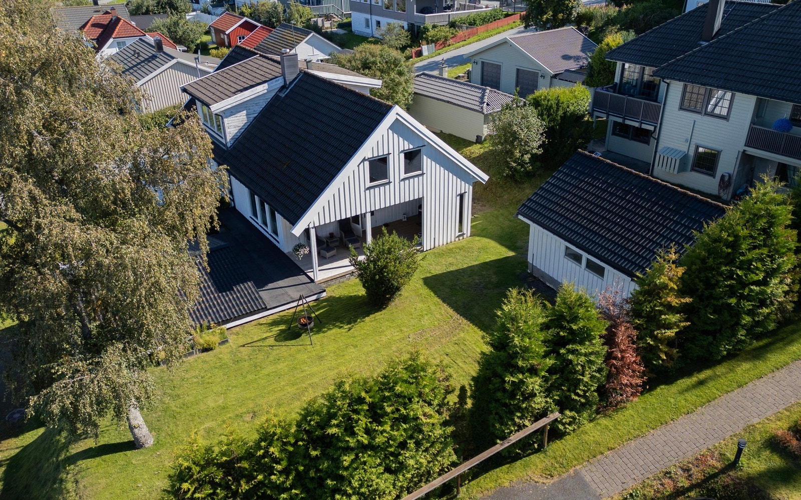 Boligen har en flott og velholdt hage med gode solforhold. Galleribilde