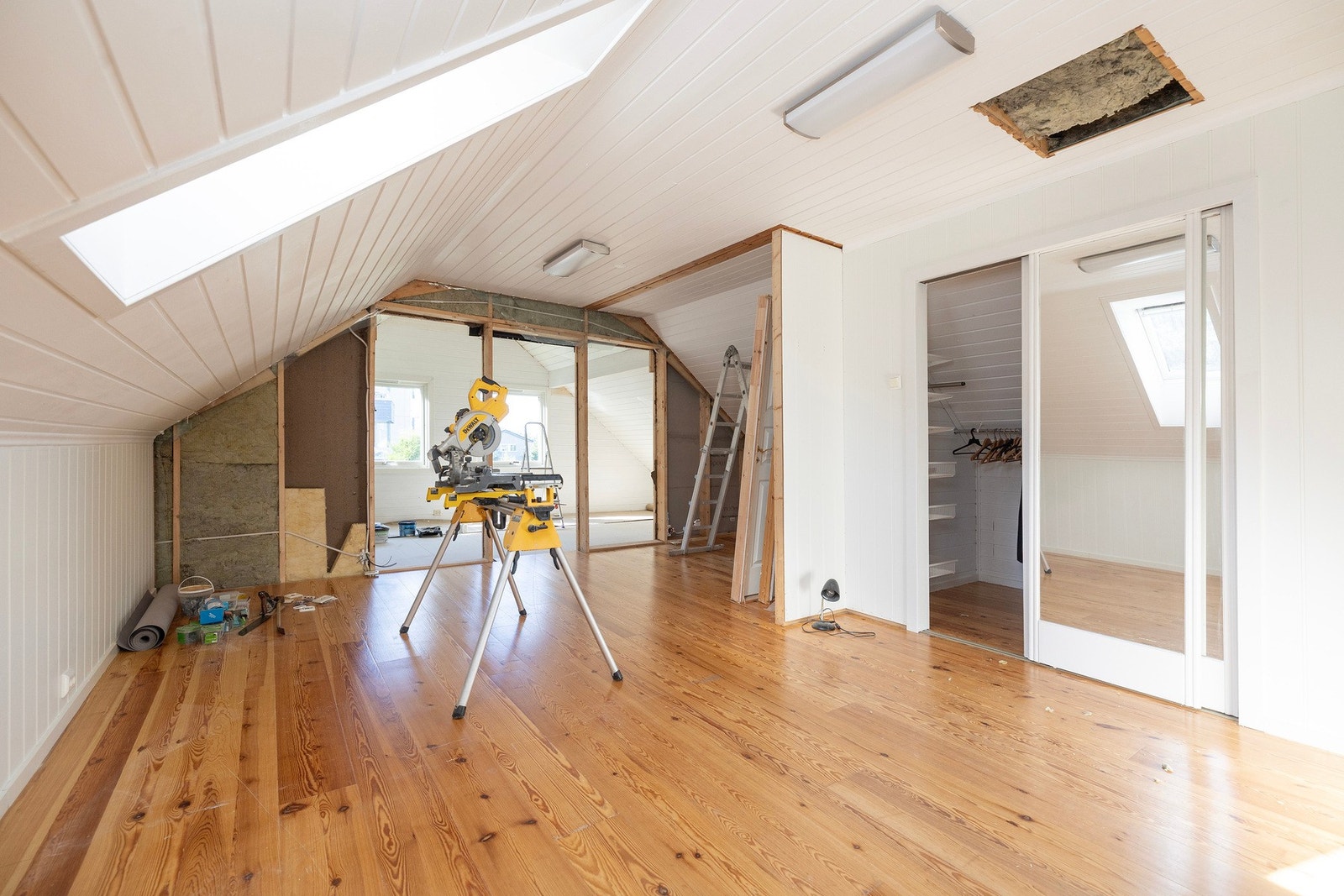 Loftstue. I bakgrunn kan tidligere balkong synes, denne er nå innkledd i forbindelse med etablering av ekstra soverom Galleribilde