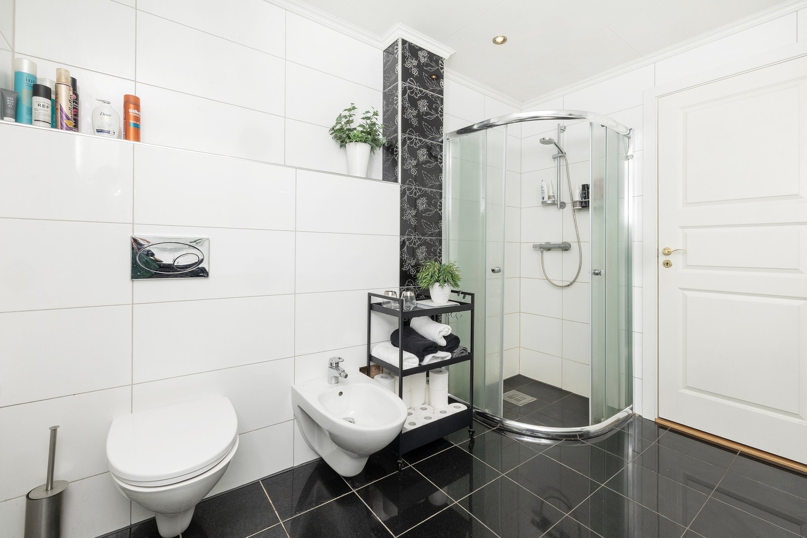 Badet inneholder dobbelt servant, store speil, wc, bidet og dusj. Galleribilde