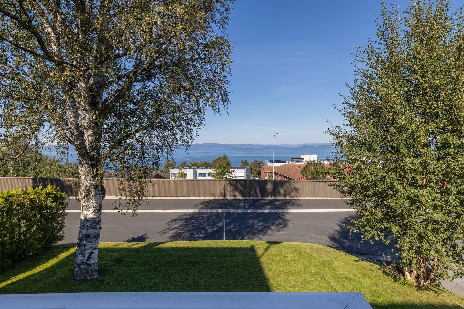 Utsikt mot sjøen Galleribilde