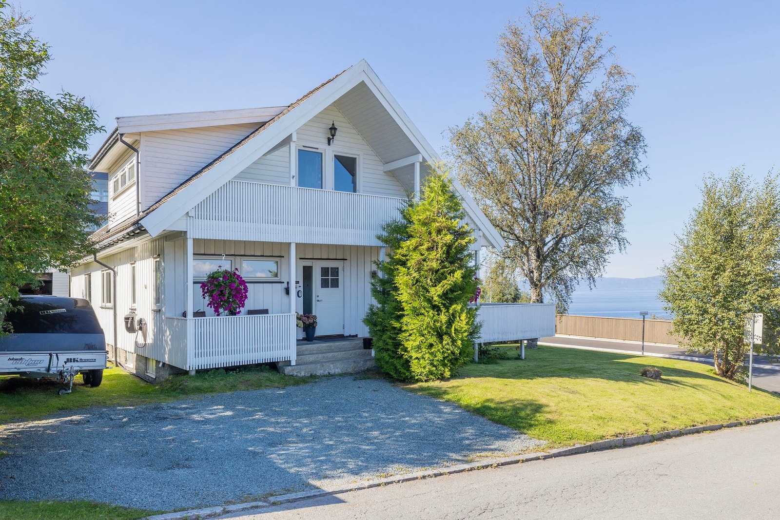 Biloppstillingsplass og pent opparbeidet inngangsparti. Galleribilde