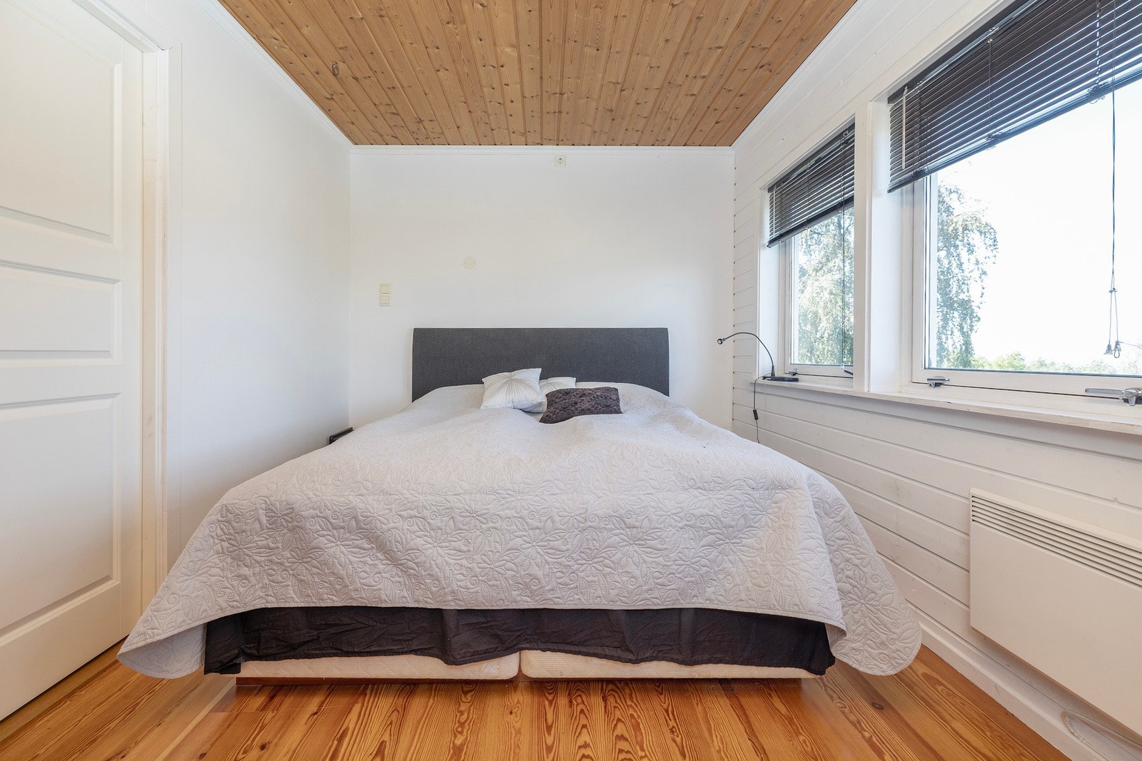 Oppe i loft-etasjen finner vi dette soverommet på 6 kvm. 2 store vinduer gir godt med lysinslipp. Galleribilde