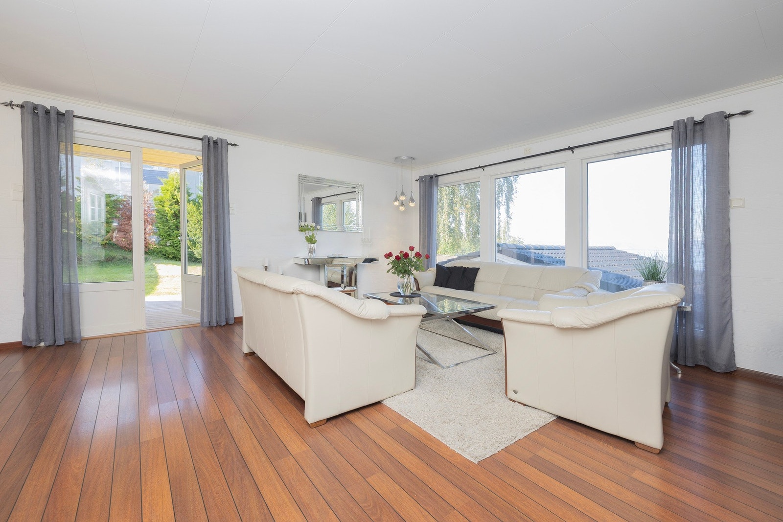 I boligens 1.etasje finner man en stor stue på hele 46,5 kvm. Her har man også adkomst til stor veranda med tilhørende plen. Galleribilde