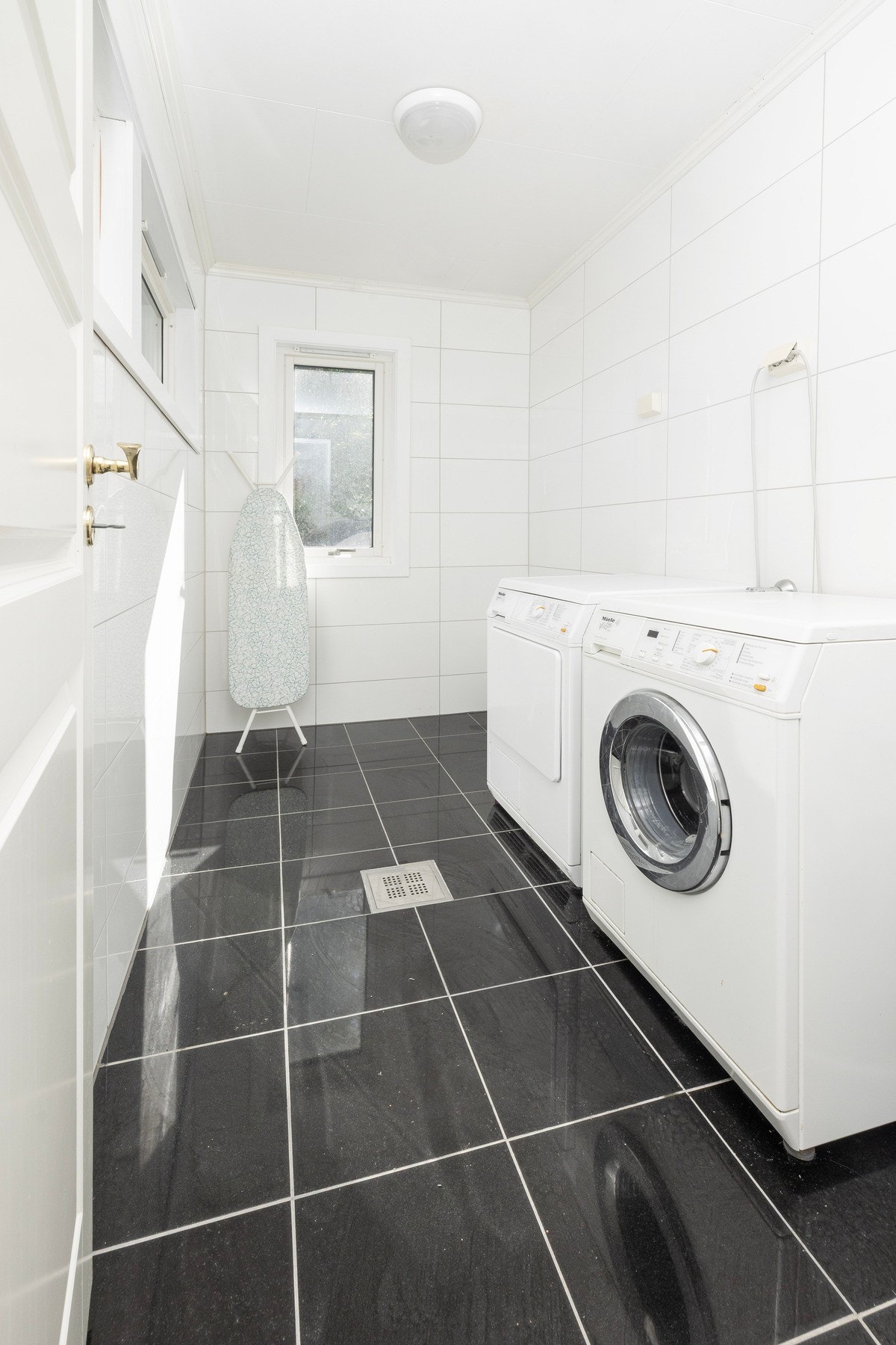 Praktisk vaskerom rett ved inngangsdøren. Galleribilde