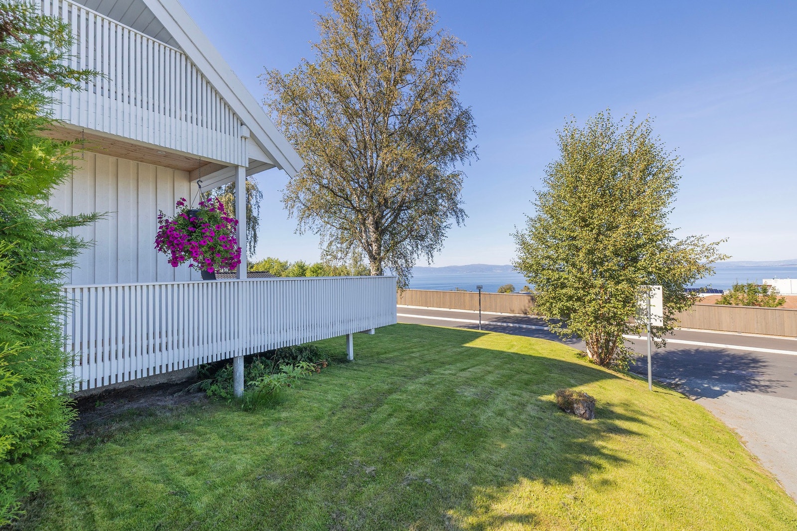 Fasade og hage Galleribilde