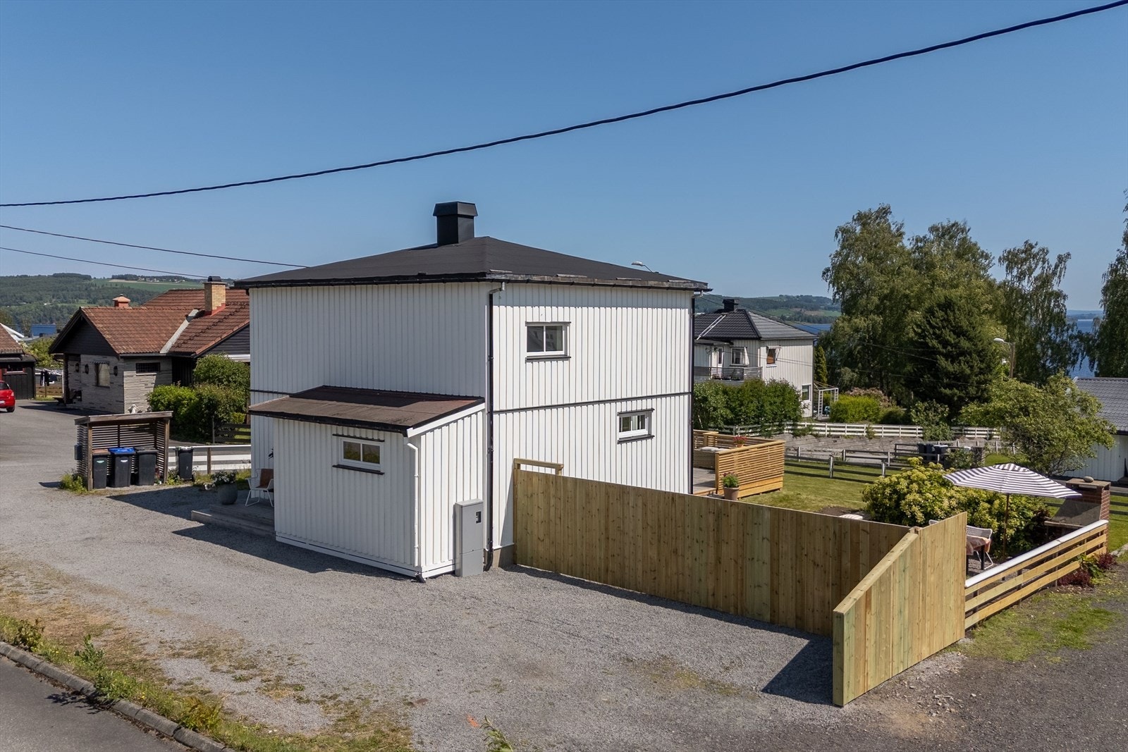 Fin levegg som gir god skjerming inn til den koselige hagen Galleribilde