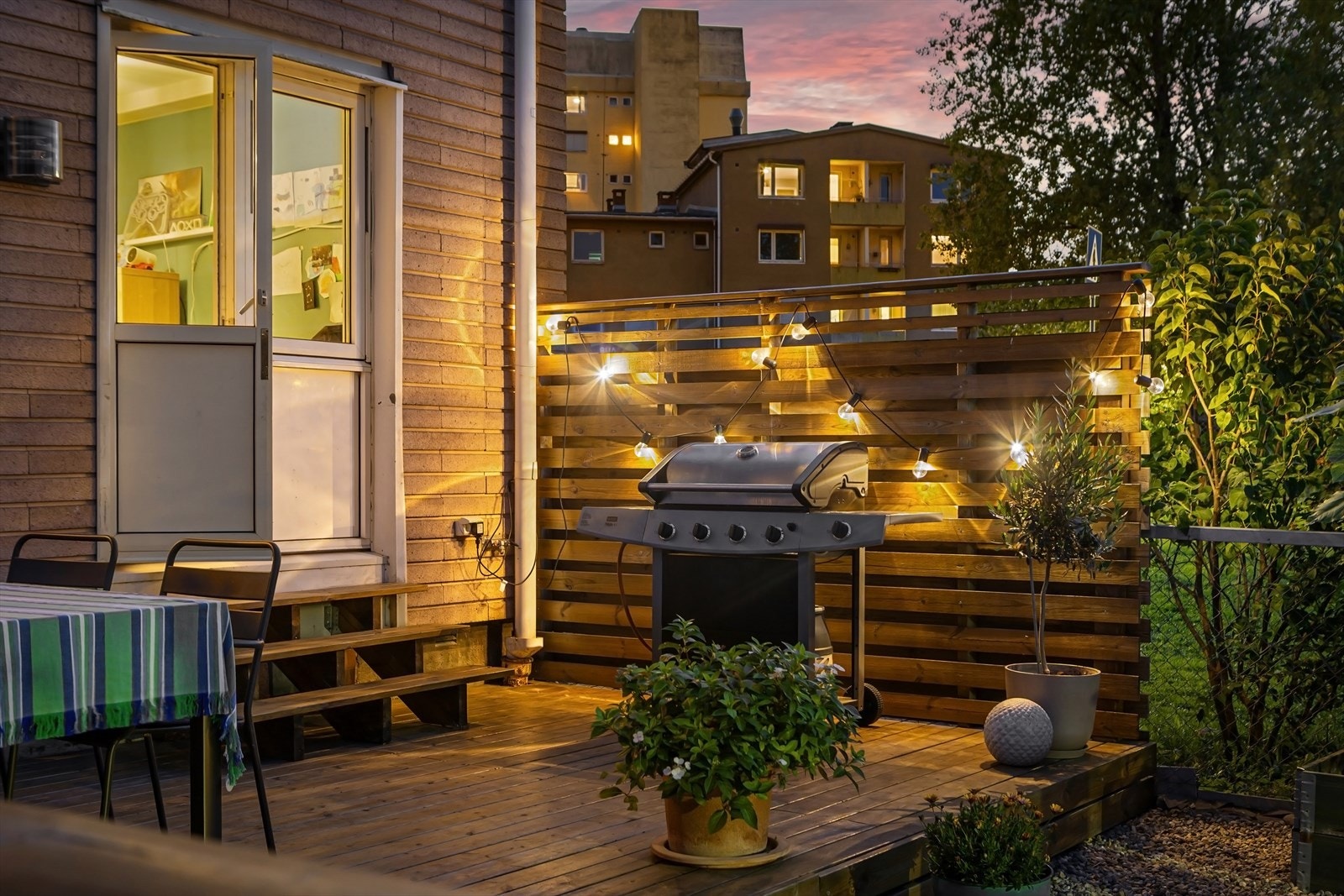 Inviter venner og familie på deilig grillmat. Galleribilde