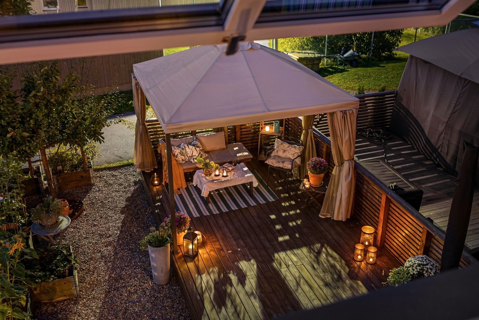 Stor terrasse på hele 36 kvm. med god plass til sittegrupper, grill m.m. Galleribilde