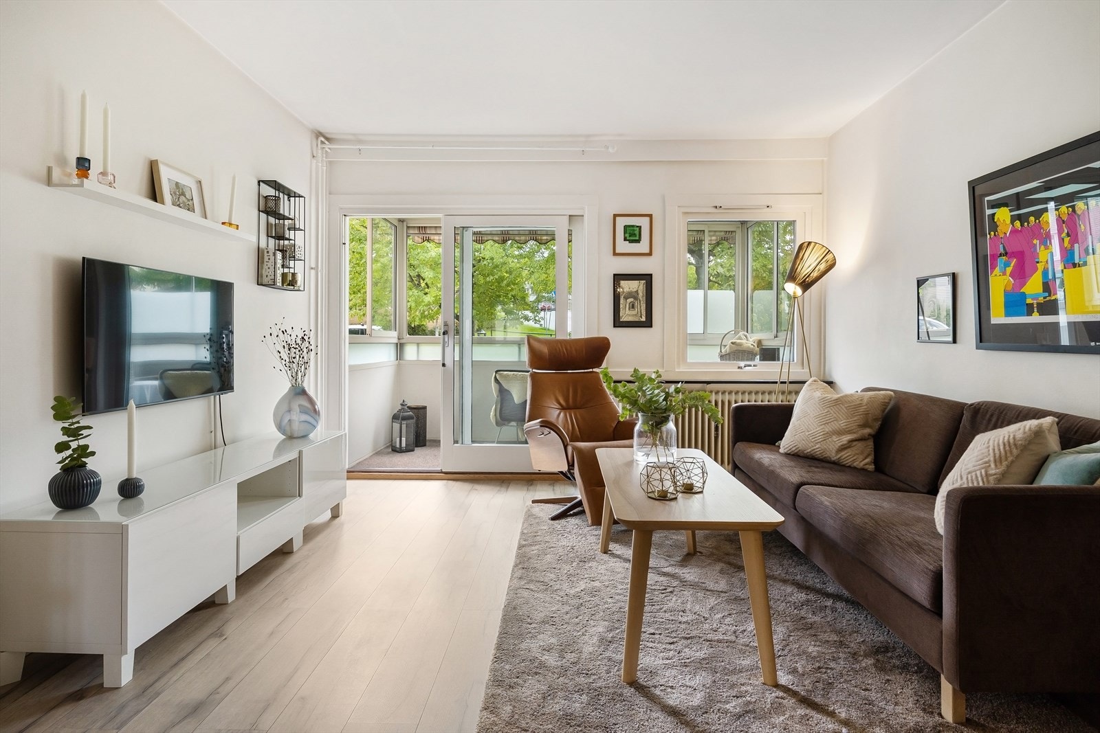 I stuen du rikelig med plass til både sofagruppe med tilhørende medialøsning og spisebord. Galleribilde