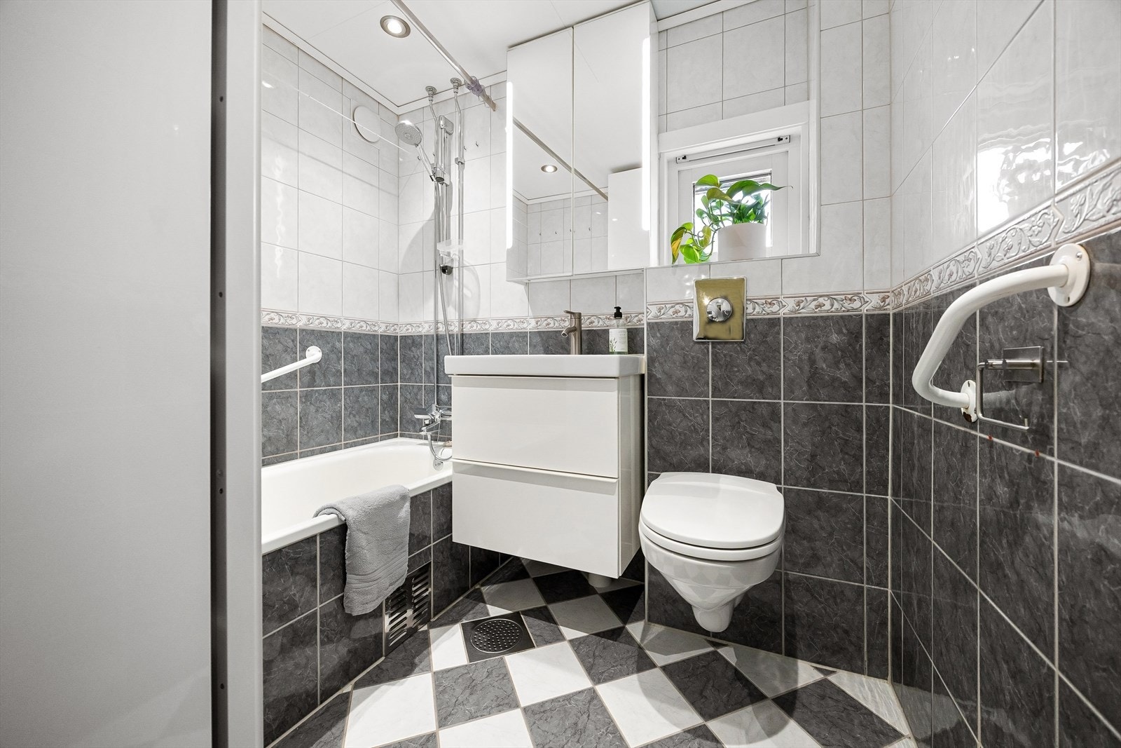 Badet i 1.etasje ble rehabilitert i regi av borettslaget i 2005/2006. Galleribilde