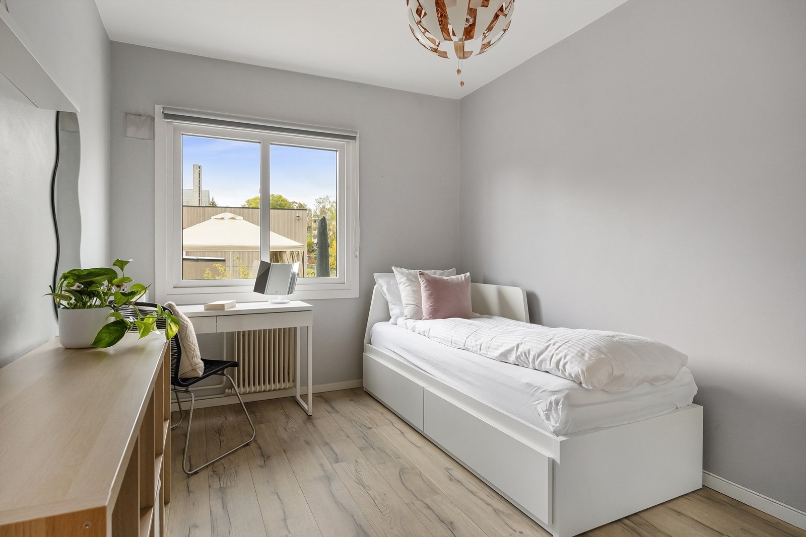 Soverom II-Her har du rikelig med plass til seng, garderobe og øvrig ønsket møblement. Galleribilde