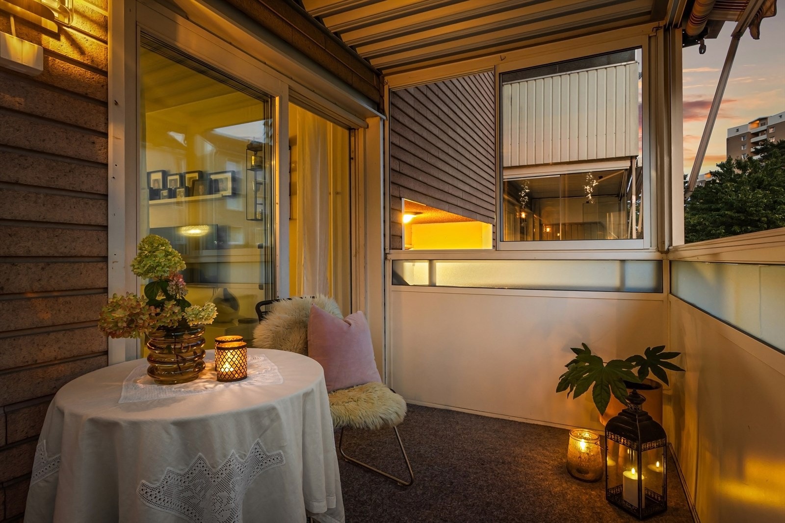 Fra stuen er det adkomst til en sørvestvendt innglasset balkong med gode solforhold. Galleribilde