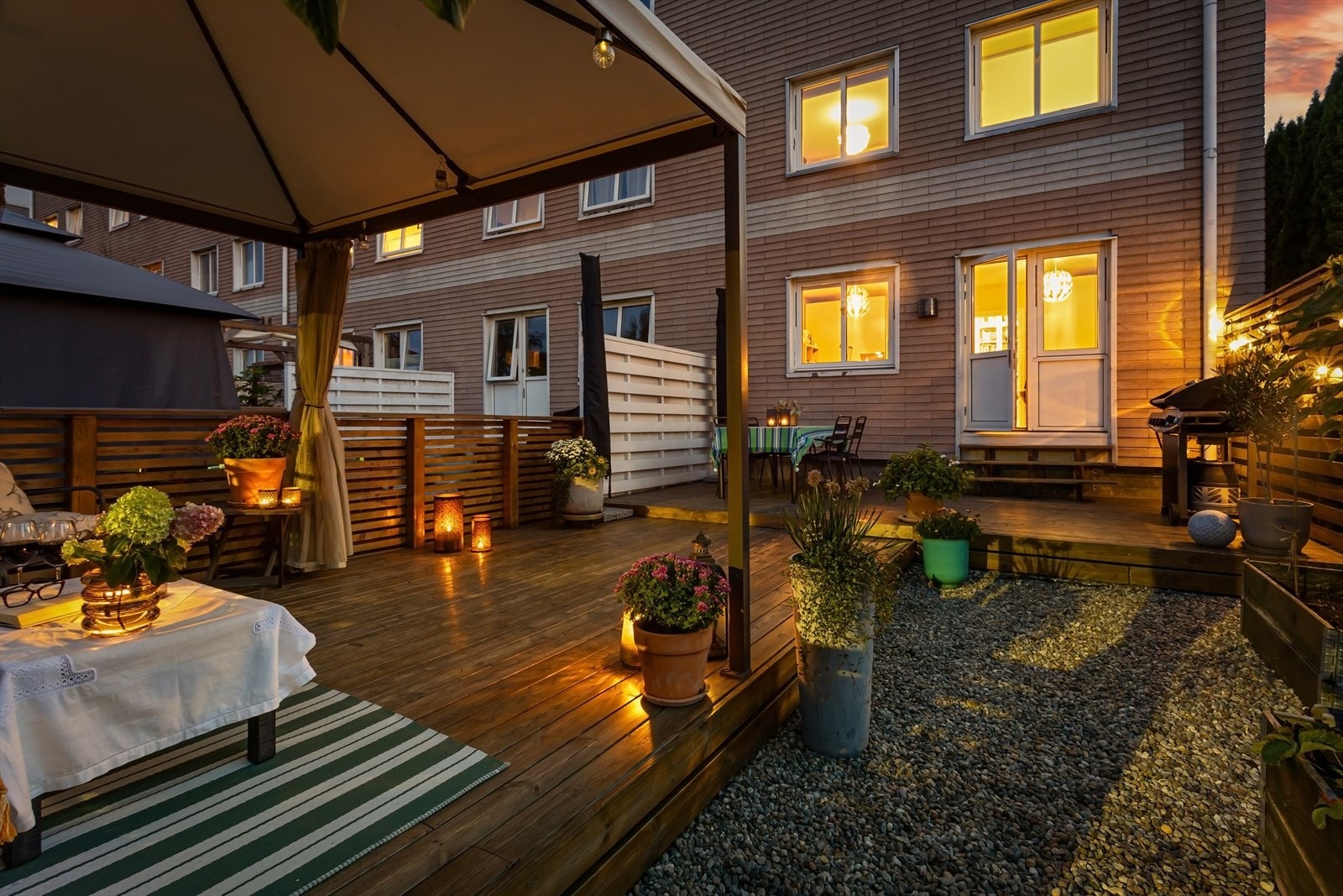 Nyt de fine sommerdagene i trivelige omgivelser på terrassen. Galleribilde