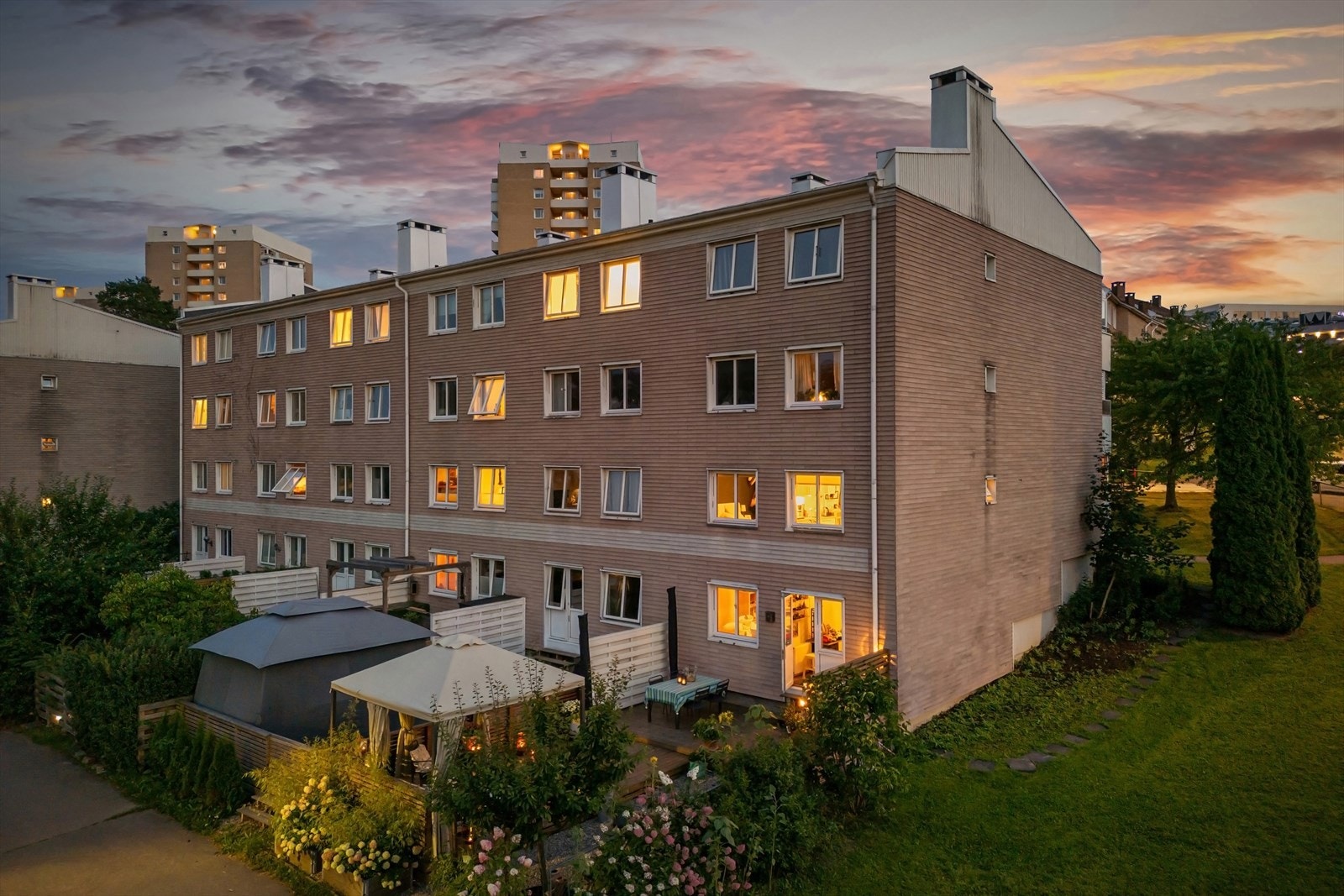 Leiligheten har en fin beliggenhet på blokkens ende. Galleribilde