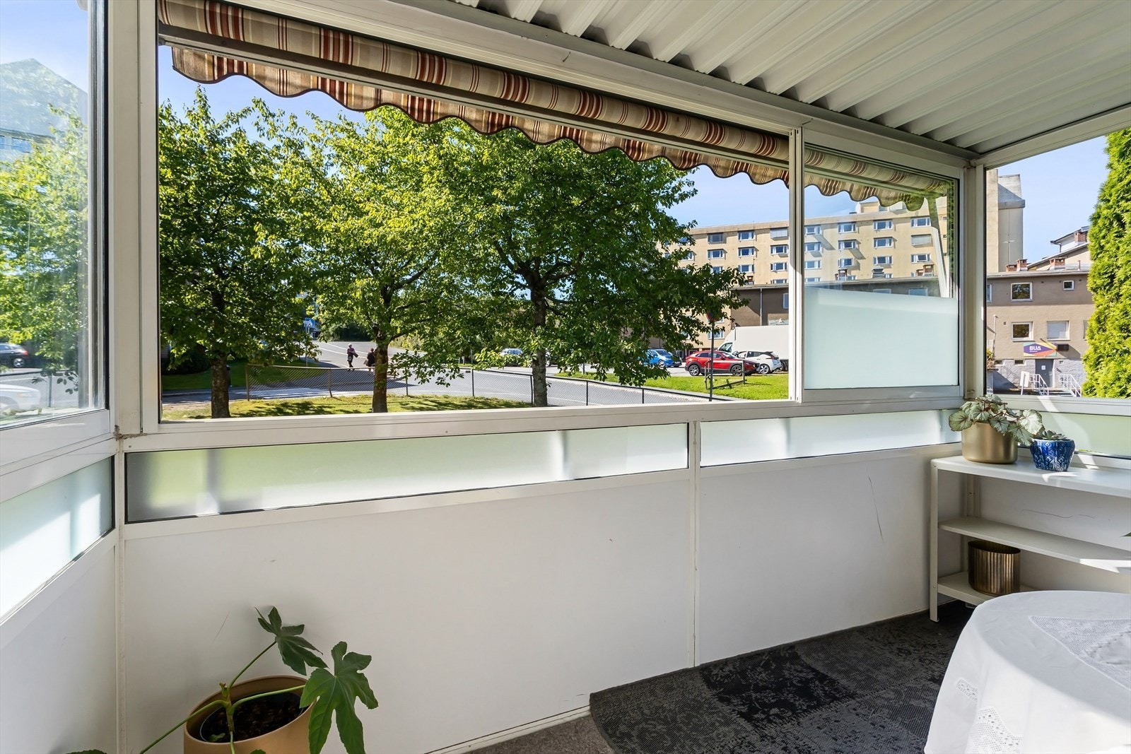 Solen kommer på balkongen ca. kl 11 og varer til ca. kl. 21. (Juli) Galleribilde