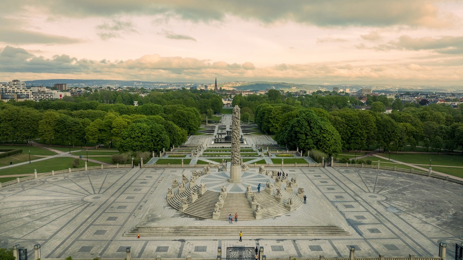 Frogner parken med sine flotte skulpturer og turområder. Her er det også en stor lekeplass samt Frognerbadet Galleribilde