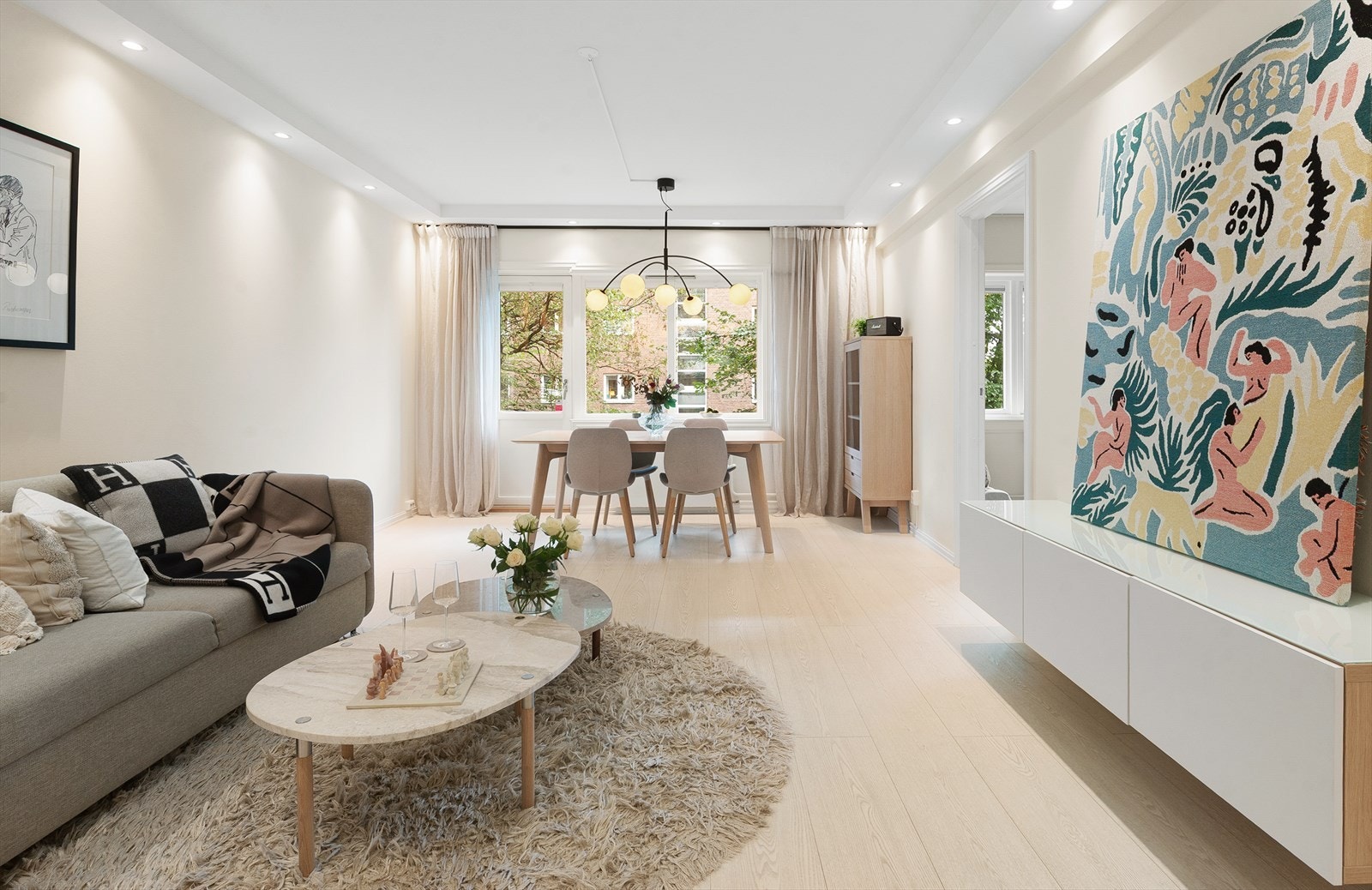 Stuen er romslig og har en fleksibel planløsning med plass til både sofagruppe og spisebord. Galleribilde