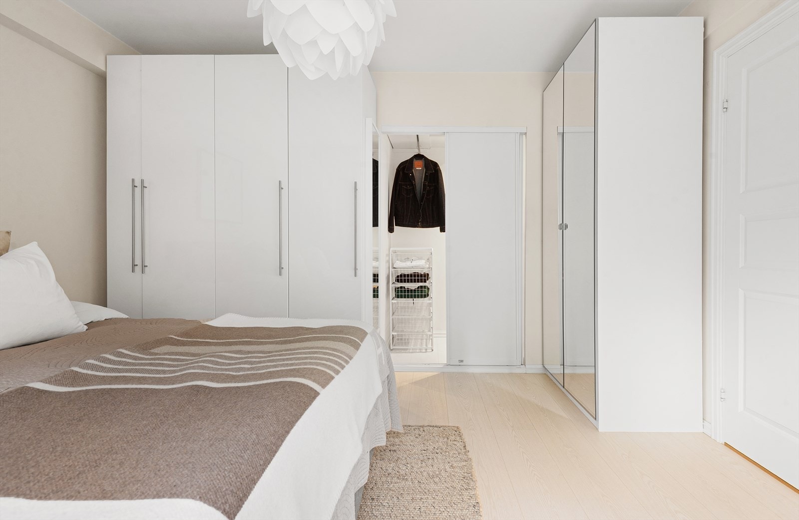 Her er det rikelig med oppbevaring i en stor garderobeløsning med tilknyttet walk-in. Galleribilde