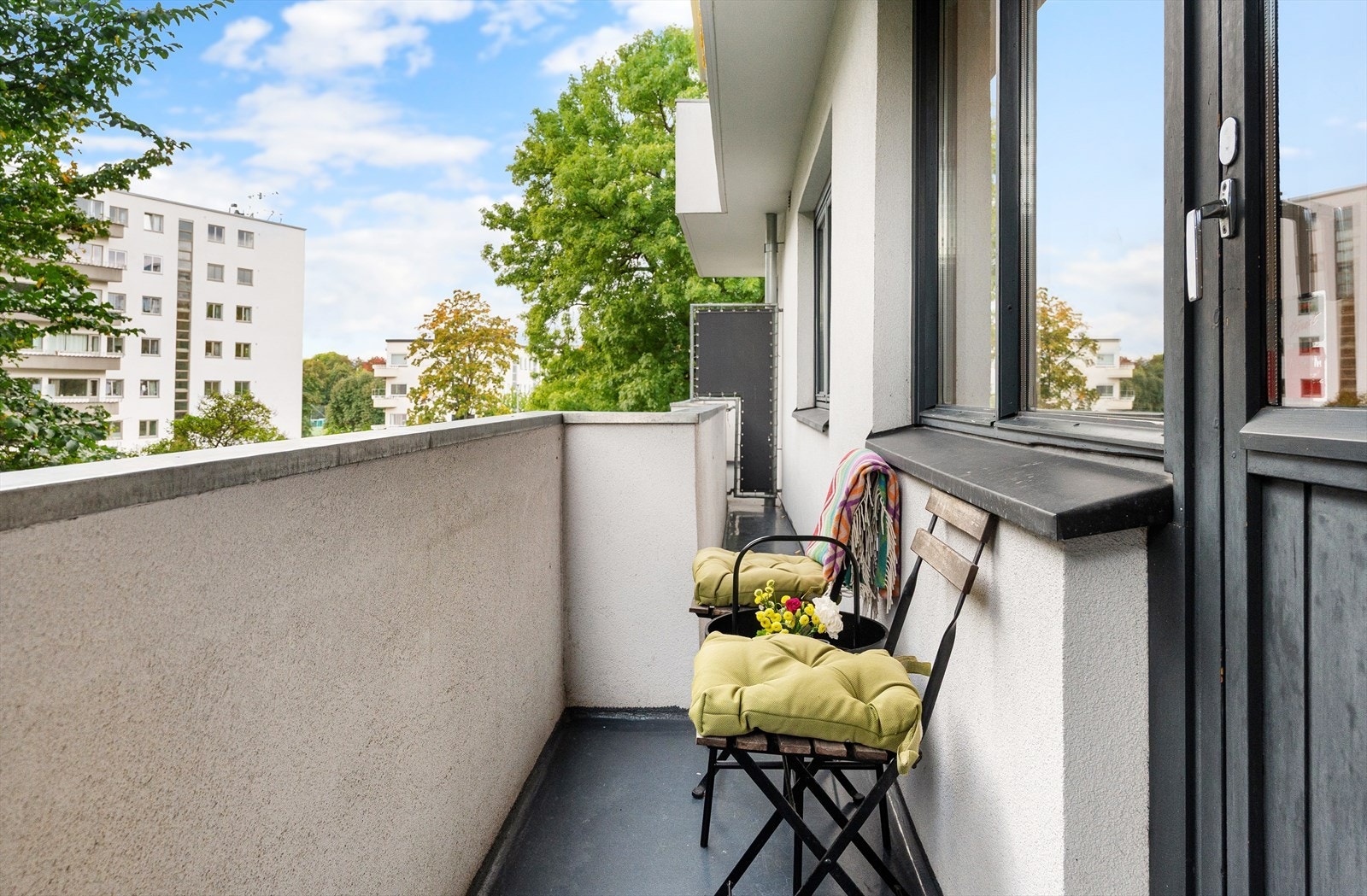 Balkongen har plass til en sittegruppe hvor man kan nyte rolige dager. Galleribilde