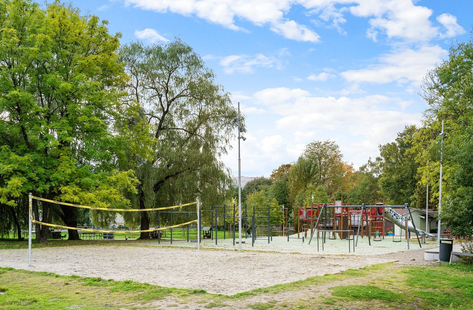 Her finnes også sandvolleyballbane for aktiv utfoldelse på sommerdager. Galleribilde