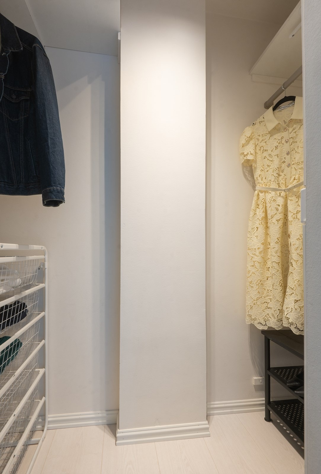 Den praktiske boden fungerer som et walk-in-closet og gir fleksible lagringsmuligheter. Galleribilde