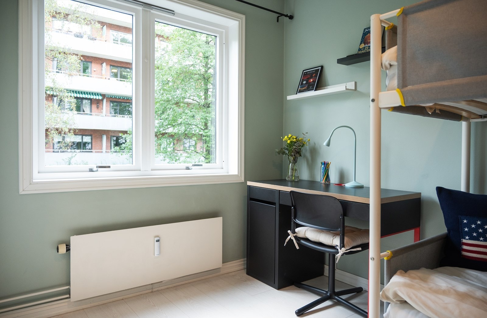 Rommet har god plass til både seng og en egen arbeidspult ved vinduet. Galleribilde