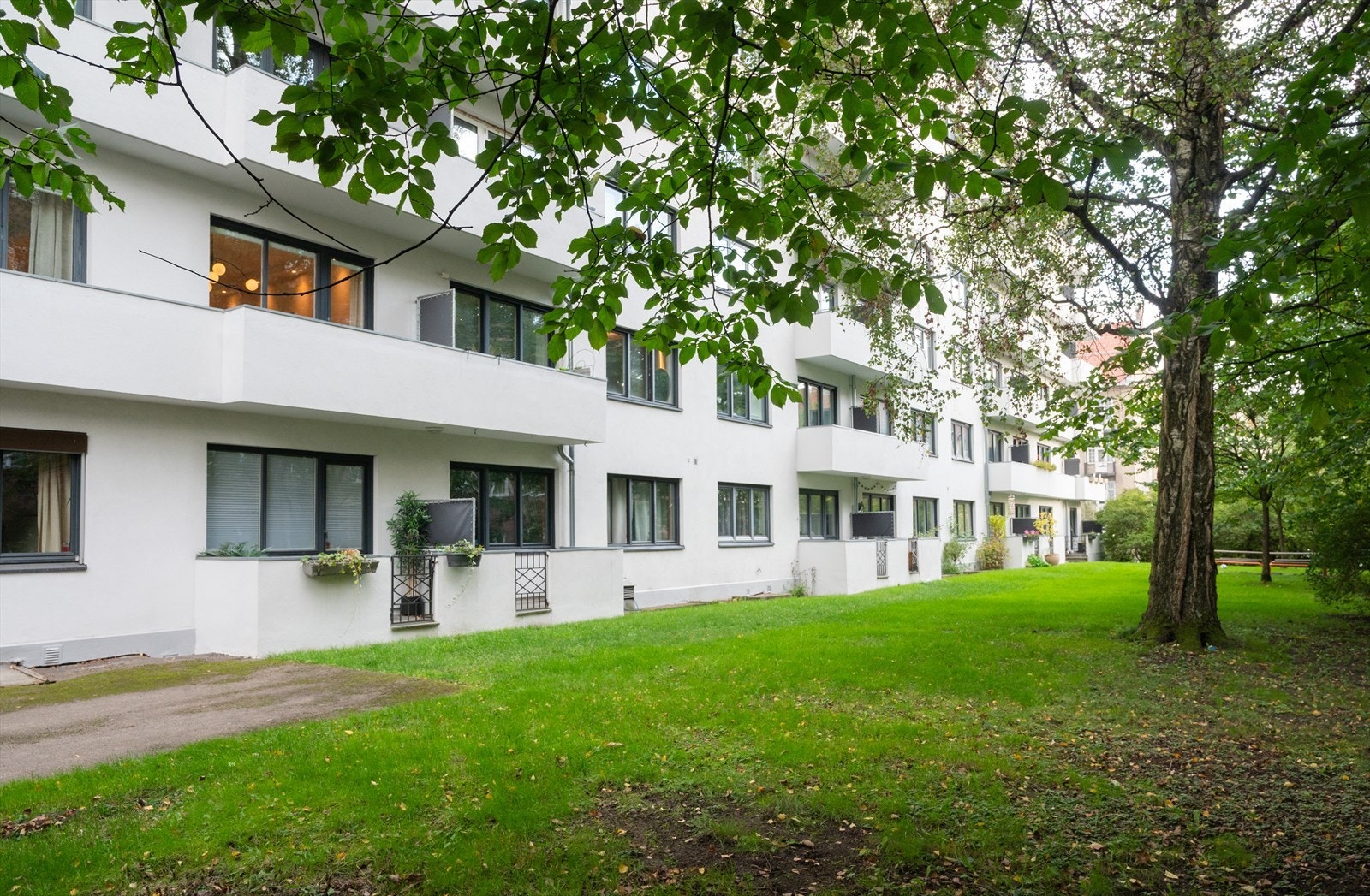 Store, velstelte grøntområder omkranser bygget og skaper en parkmessig følelse. Galleribilde