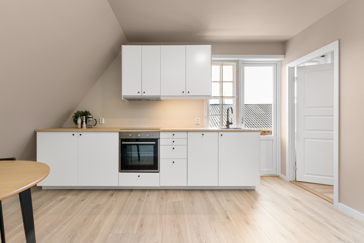 Delikat kjøkken med utgang med utsikt over Krona Galleribilde