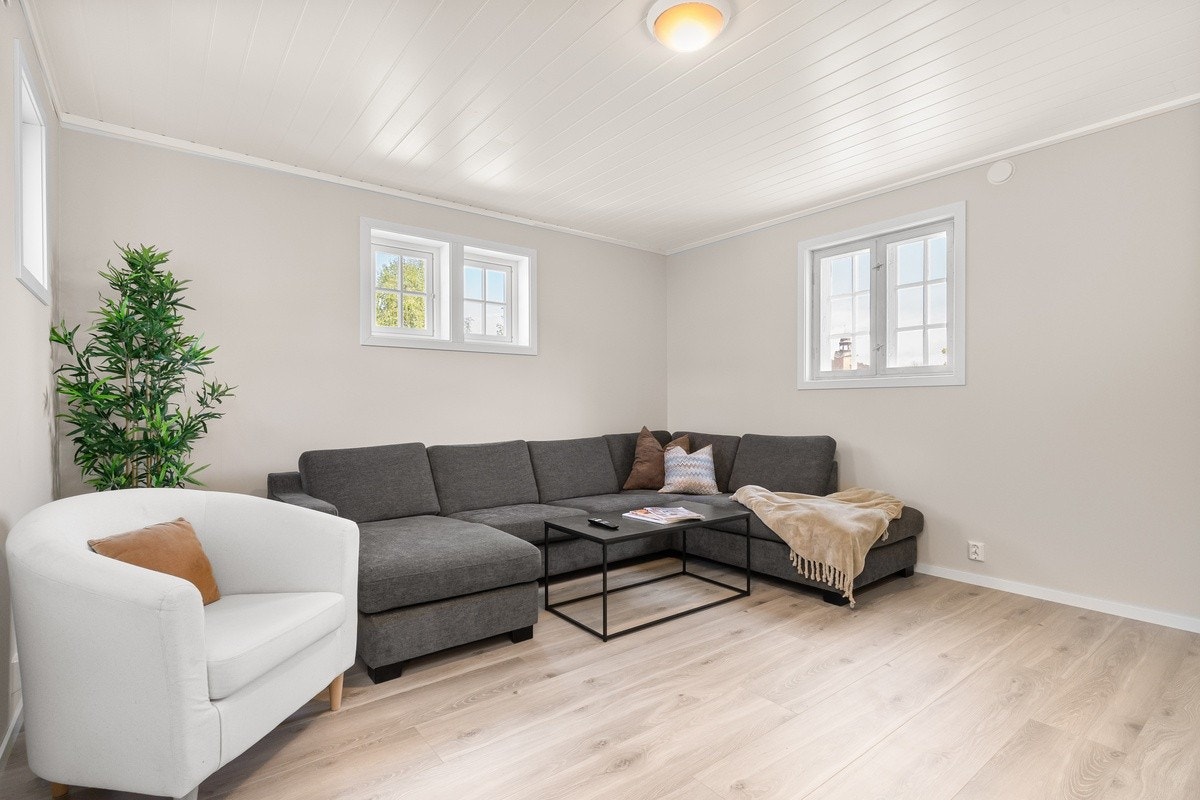 Stor stue med en deilig sofa for TV kvelder. Galleribilde