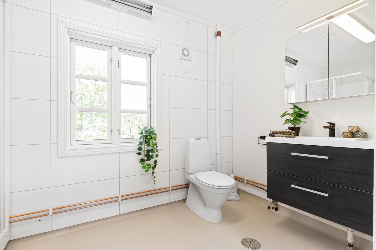 Stort, fresht og moderne bad i 2 etasje. Her er det også ny kombi vask/tørk. Galleribilde