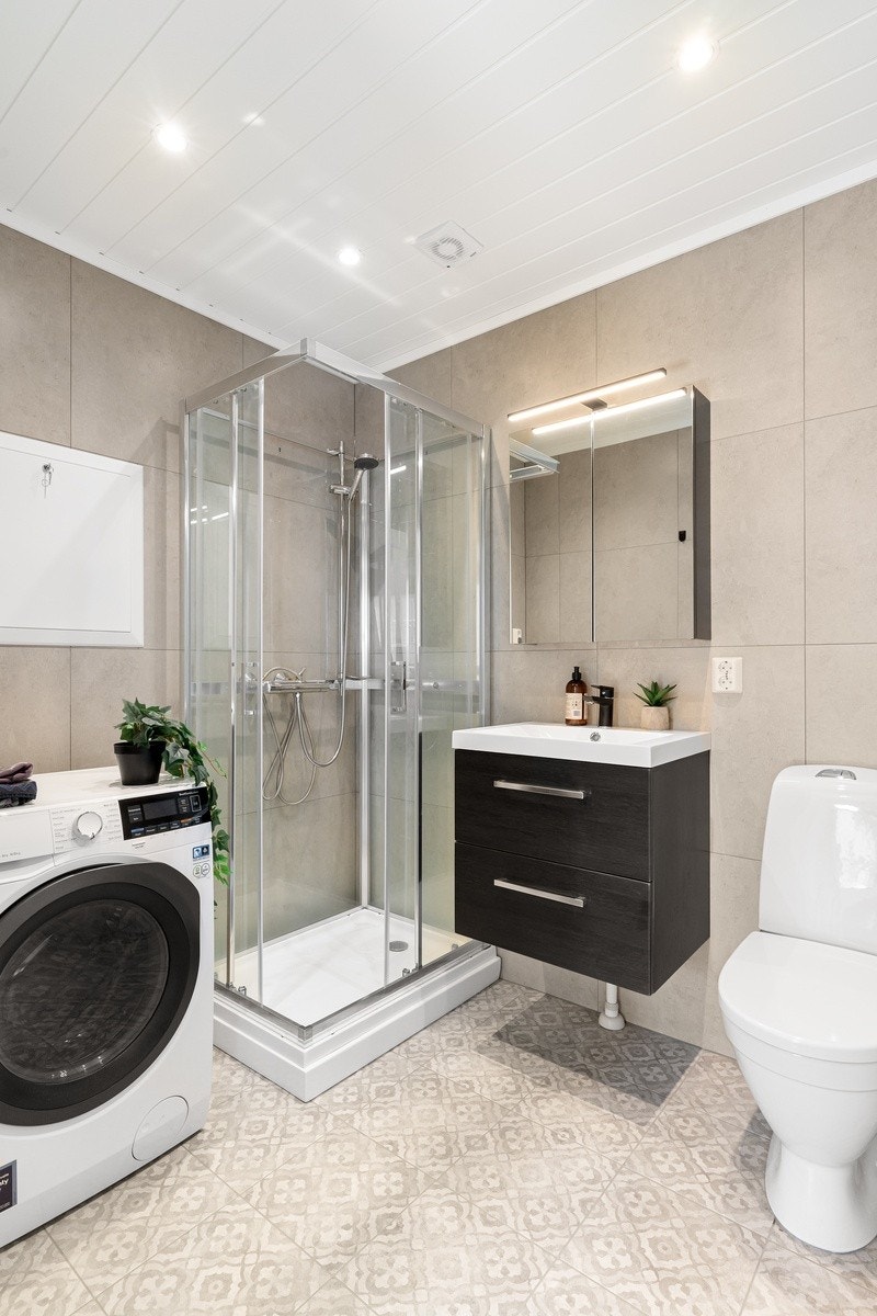 Splitter nytt bad i 1 etg med delikate fargevalg. Kombinert maskin for vask/tørk. Galleribilde