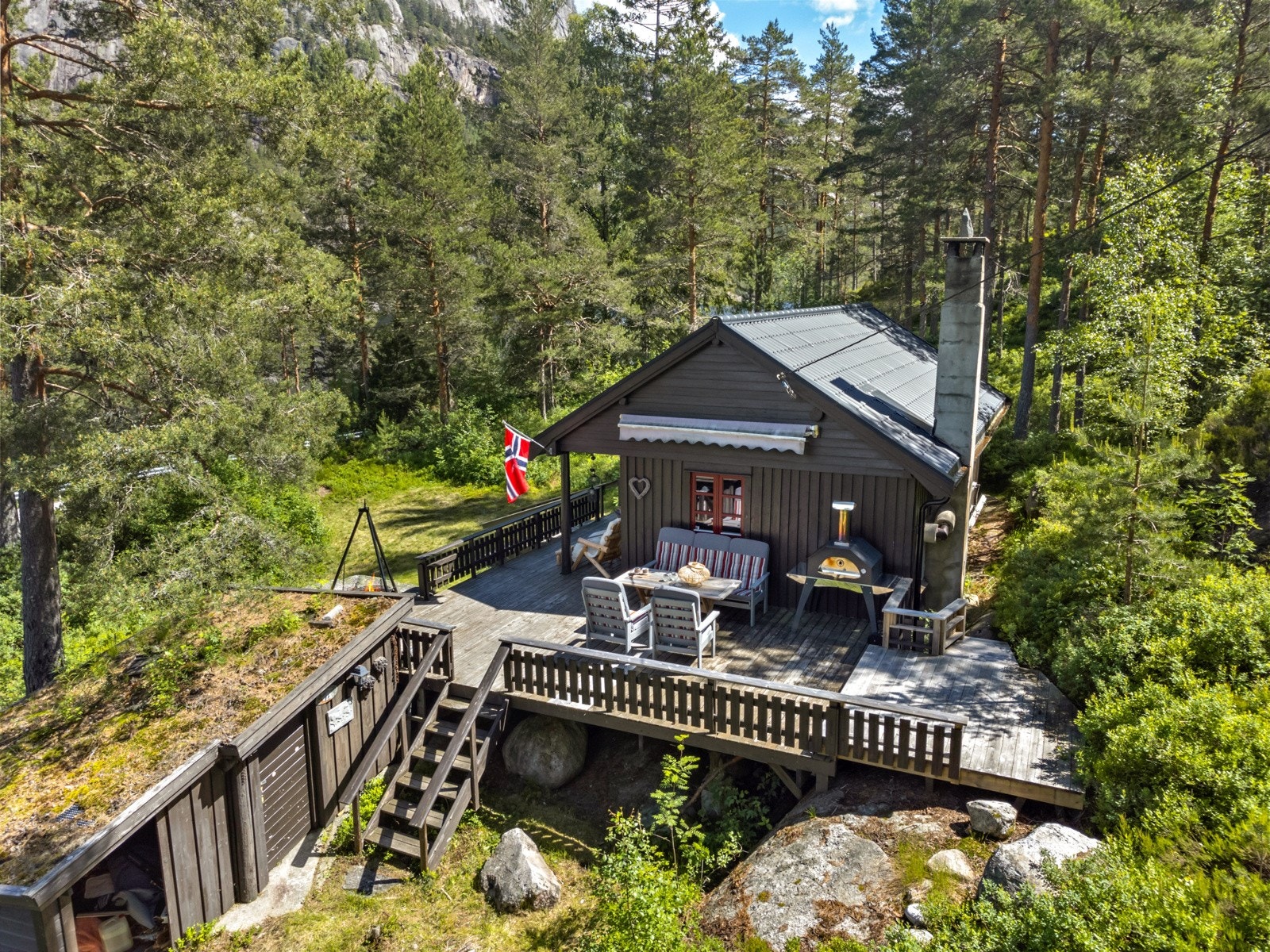 Hytten inneholder gang, 2 soverom, hems med soveplasser, stue/kjøkken og toalettrom. Galleribilde