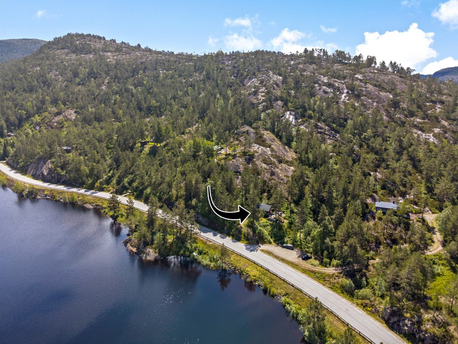 Vi har gleden av å vise frem Kilegrendsvegen 1174 i Nissedal. Nydelig eiendom med utsikt utover vannet. Galleribilde