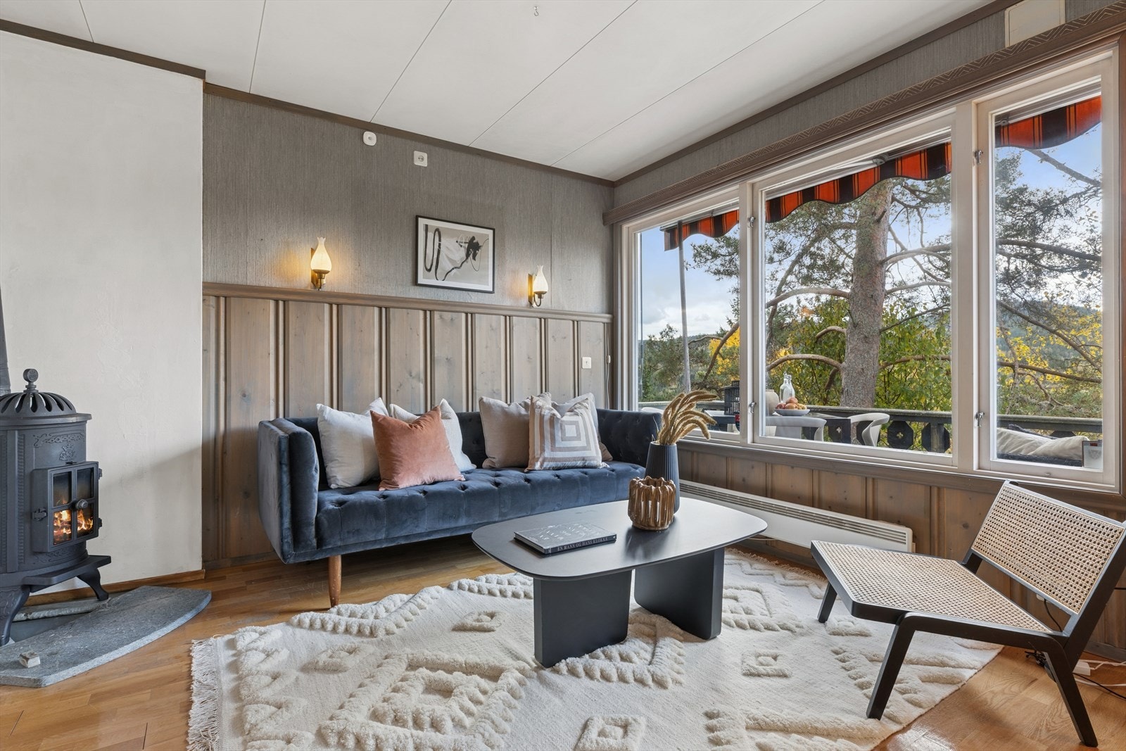 Det er peisovn som varmer godt på kalde høst- og vinterkvelder. Via balkongdør er det utgang til en stor og fin balkong. Galleribilde