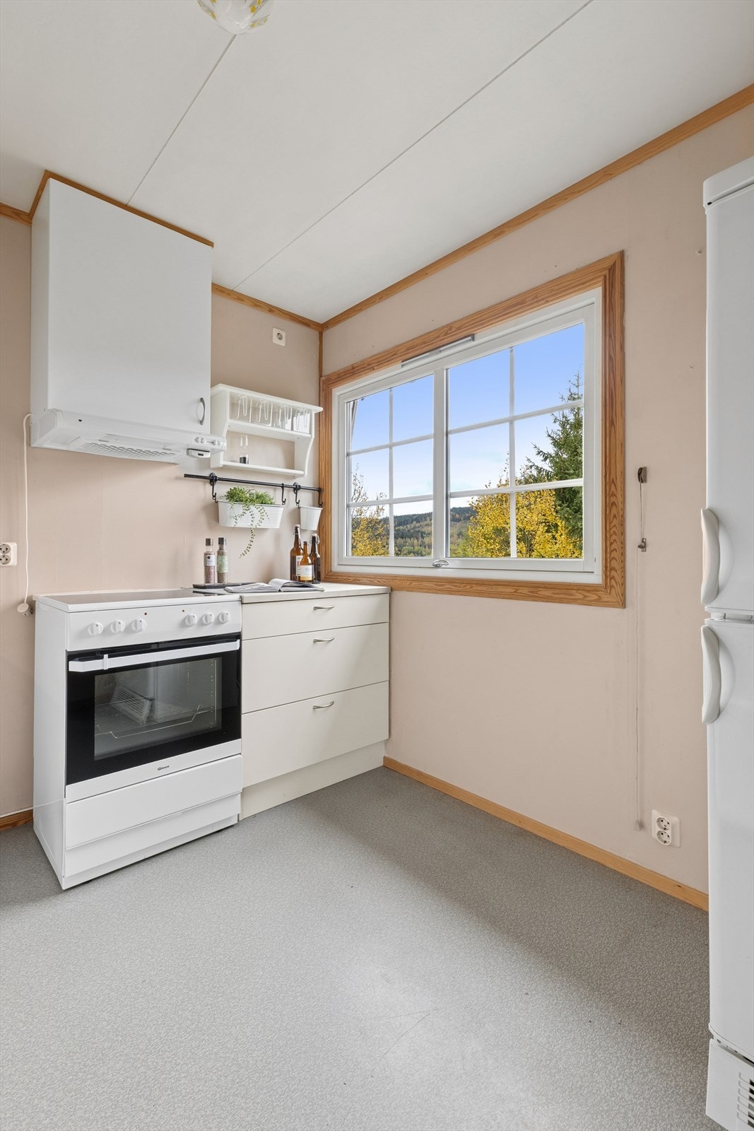 Plass til spisebord ved vindu. Medfølgende komfyr og frys- kjøleskap. Galleribilde