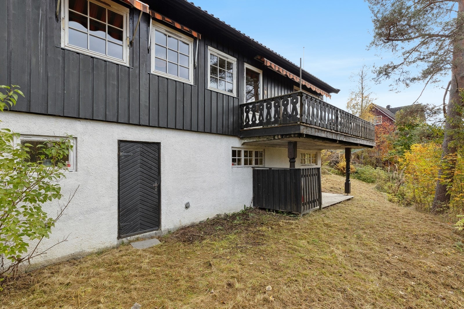 Det er egen kjelleringang. Tomten er skrånende på baksiden av huset. Galleribilde