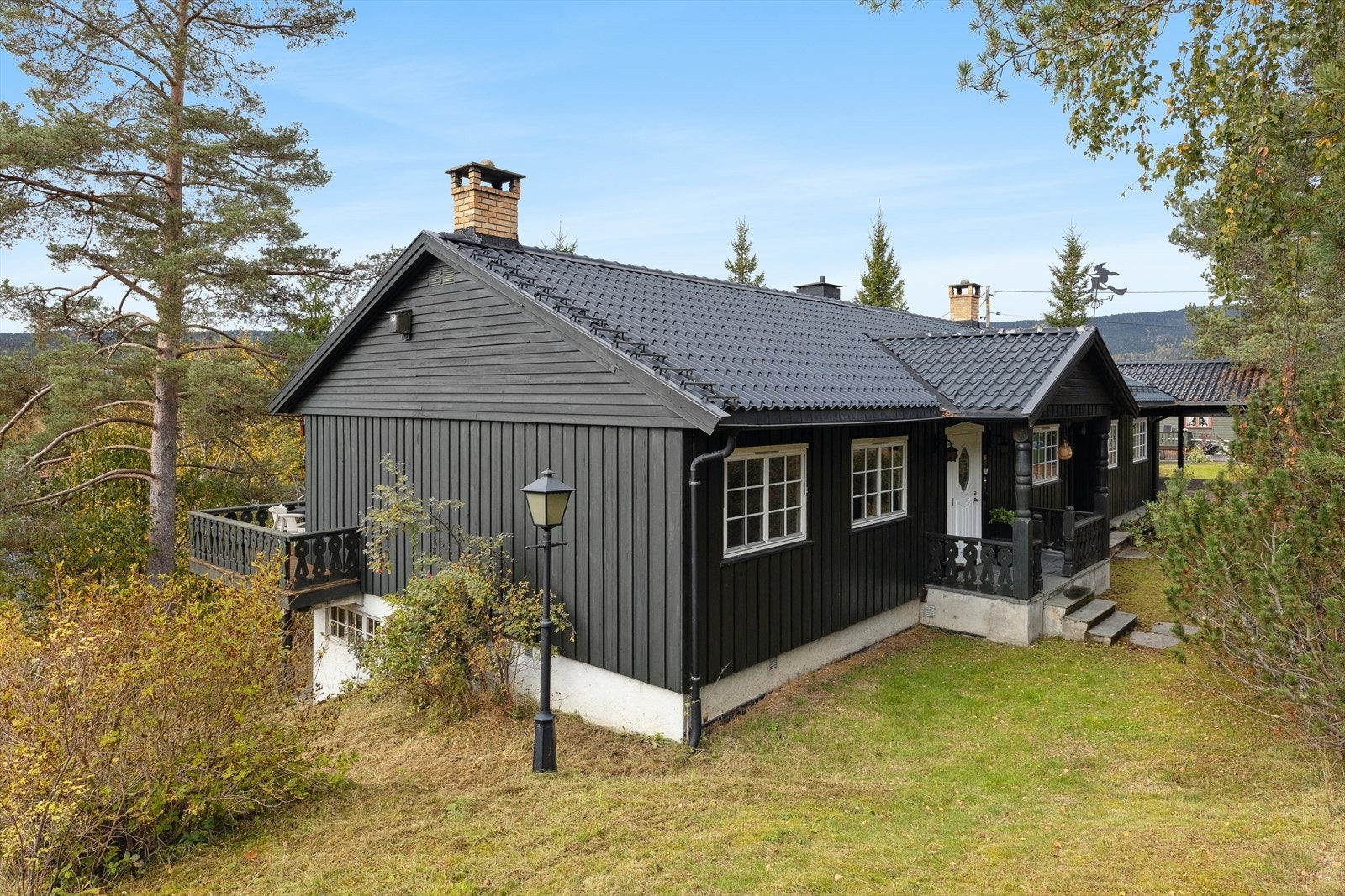 Hel tomannsbolig som er seksjonert. Med adresse Fuglåsen 21 A og 21 B. Tomten er pent opparbeidet med hage foran huset. Galleribilde