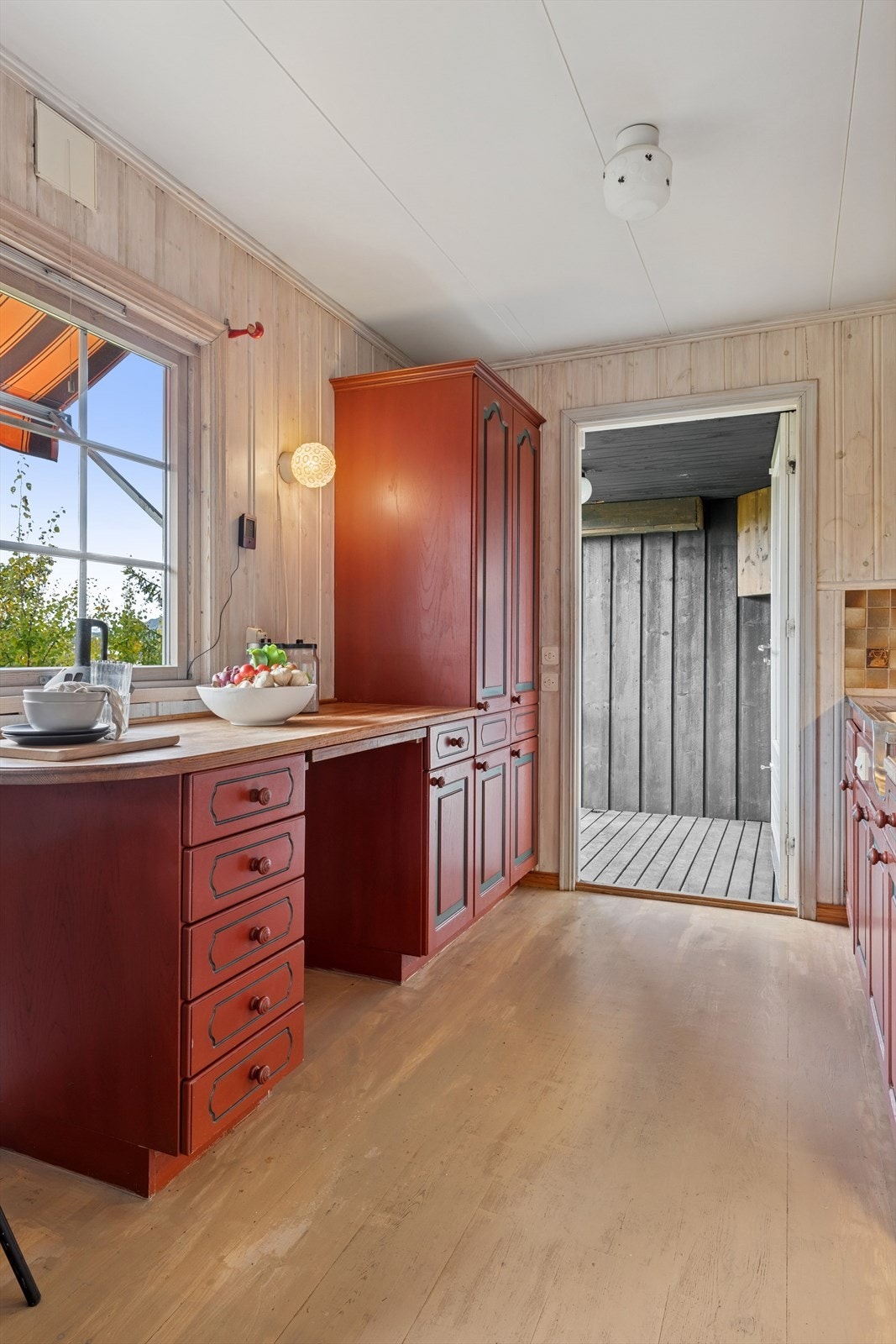 Utgang til overbygget balkong fra kjøkkenet. Galleribilde