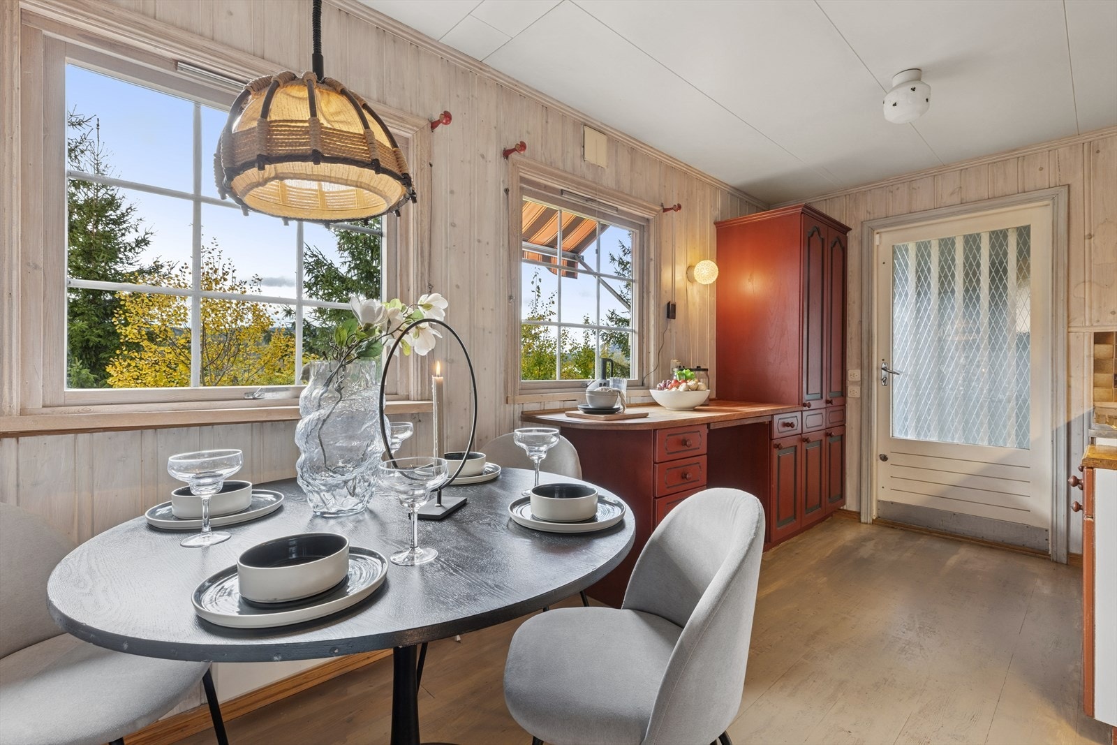 Det er separat kjøkken med plass til spisebord. Galleribilde