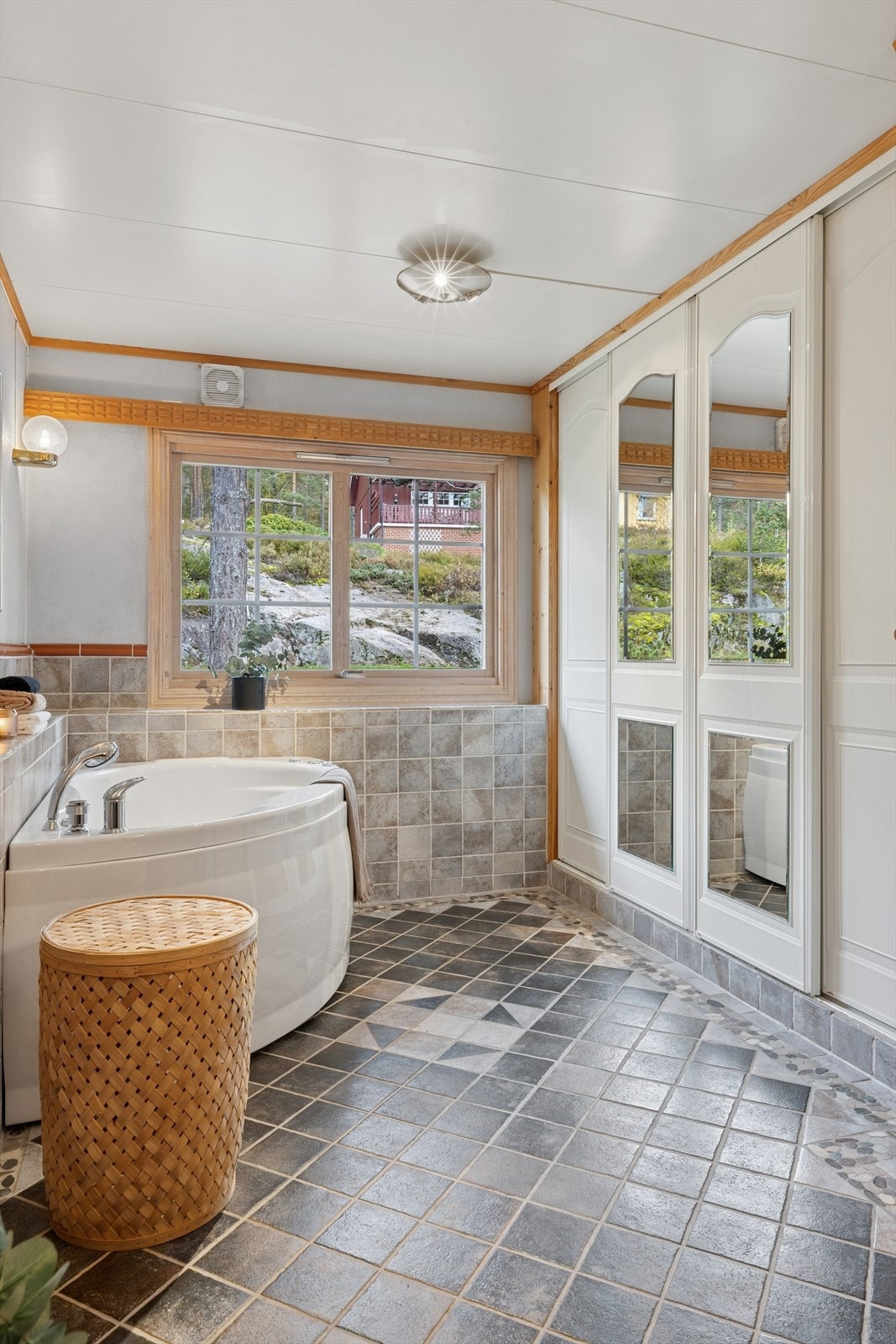 Praktisk skyvedørsgarderobe på badet. Galleribilde