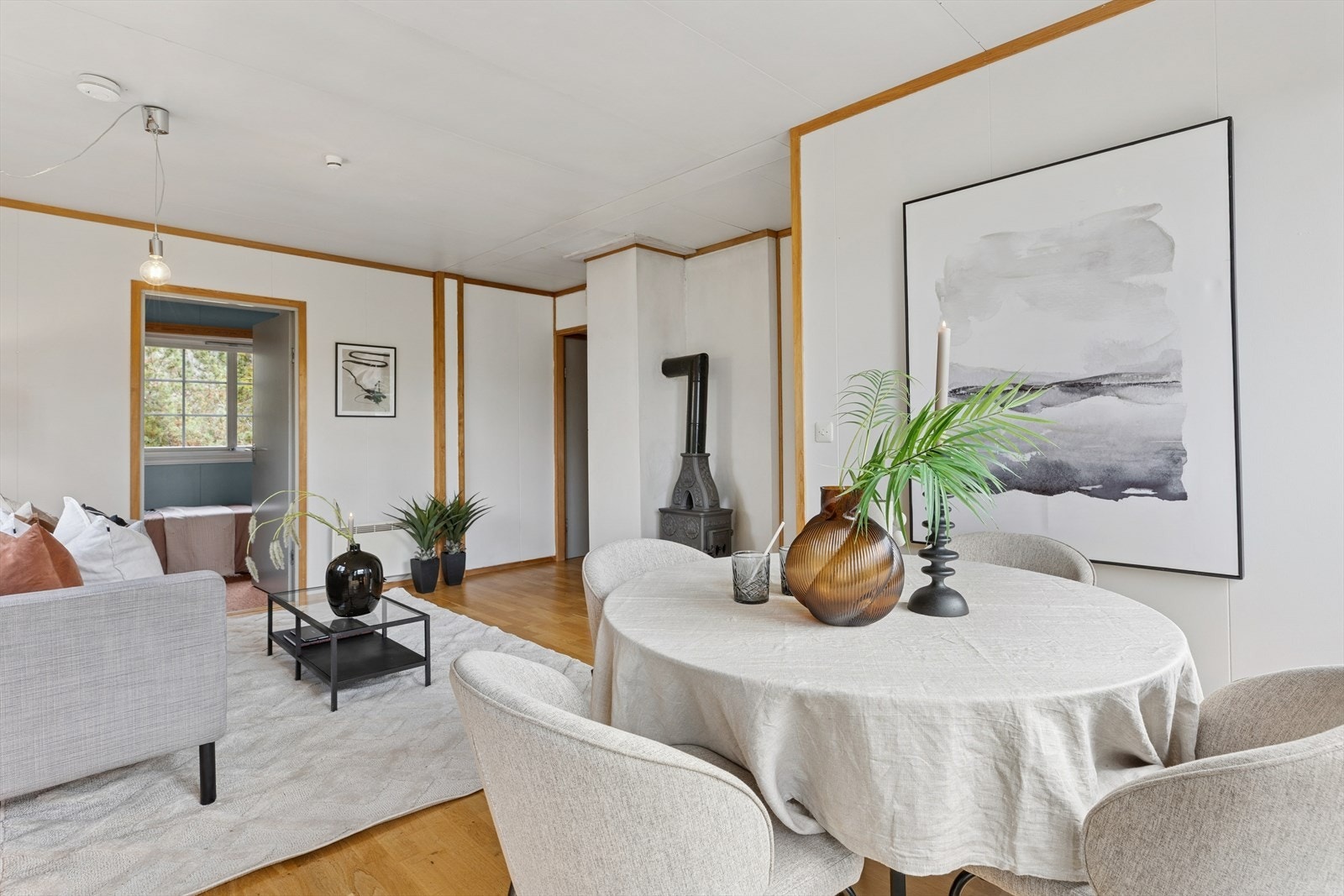 Det er peisovn fra byggeår i utleiedelen. Galleribilde