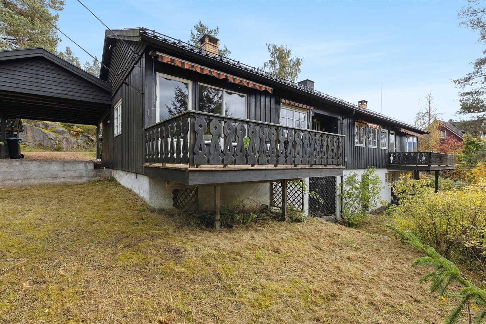 Det er stor, solrik balkong til hver av boenhetene. Carport og dobbel garasje. Galleribilde