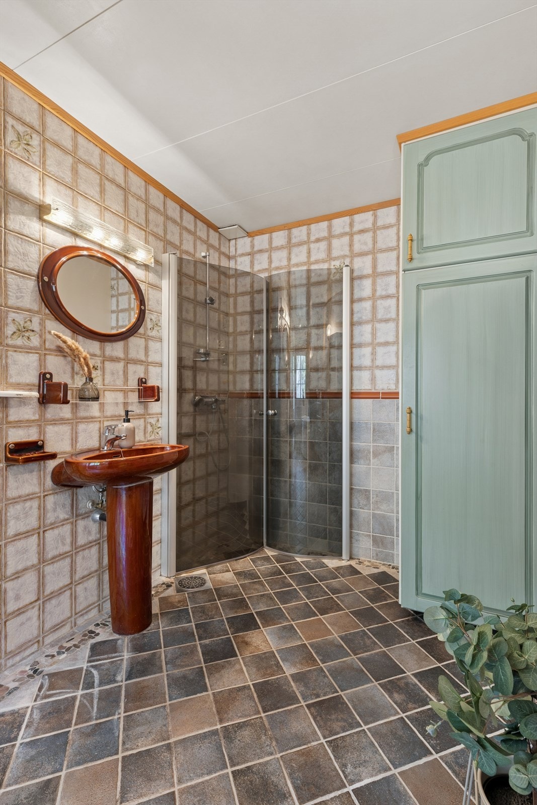 Det er innfellbare dusjører og ekstra skap på badet. Galleribilde