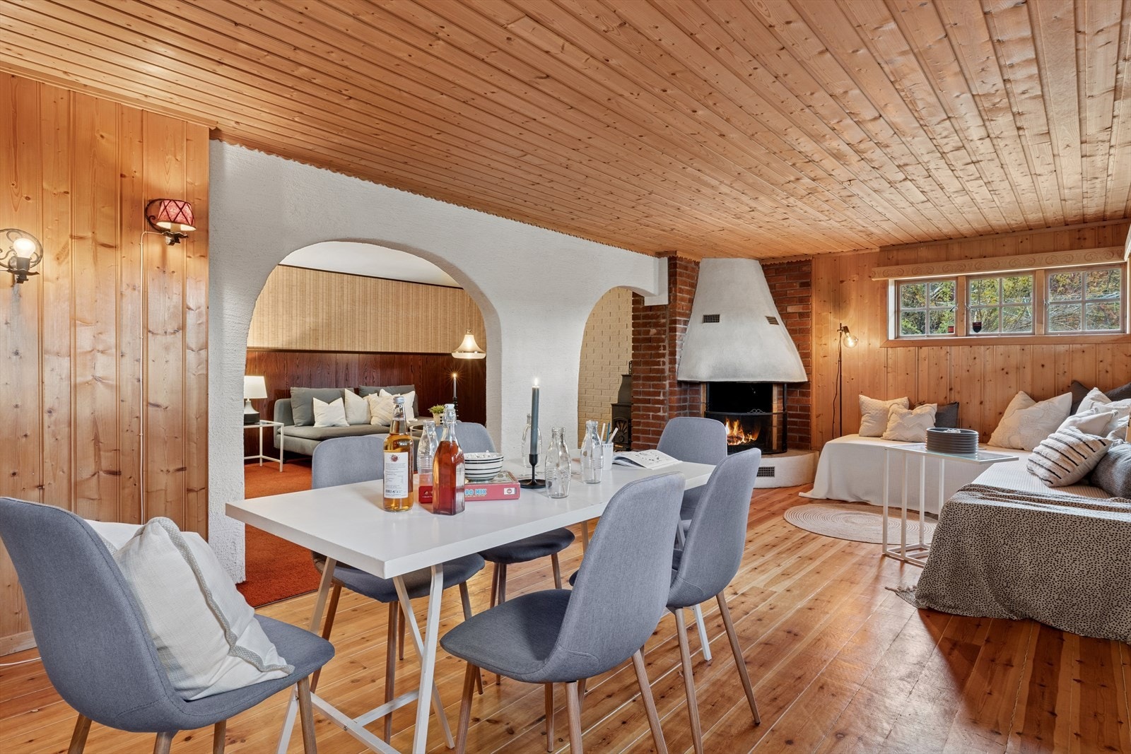 Det er innvendig trapp ned til kjeller. Det er stor innredet kjellerstue med åpen peis og ekstra peisovn som varmer godt på kalde høst- og vinterkvelder. Galleribilde