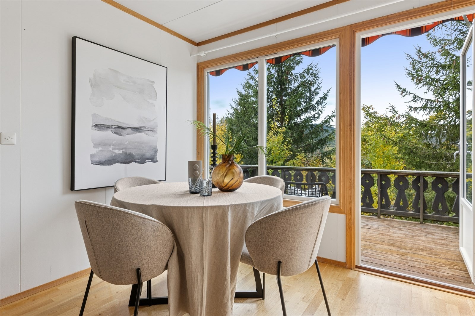 Flere av vinduene og balkongdørene er fra år 2003. Galleribilde