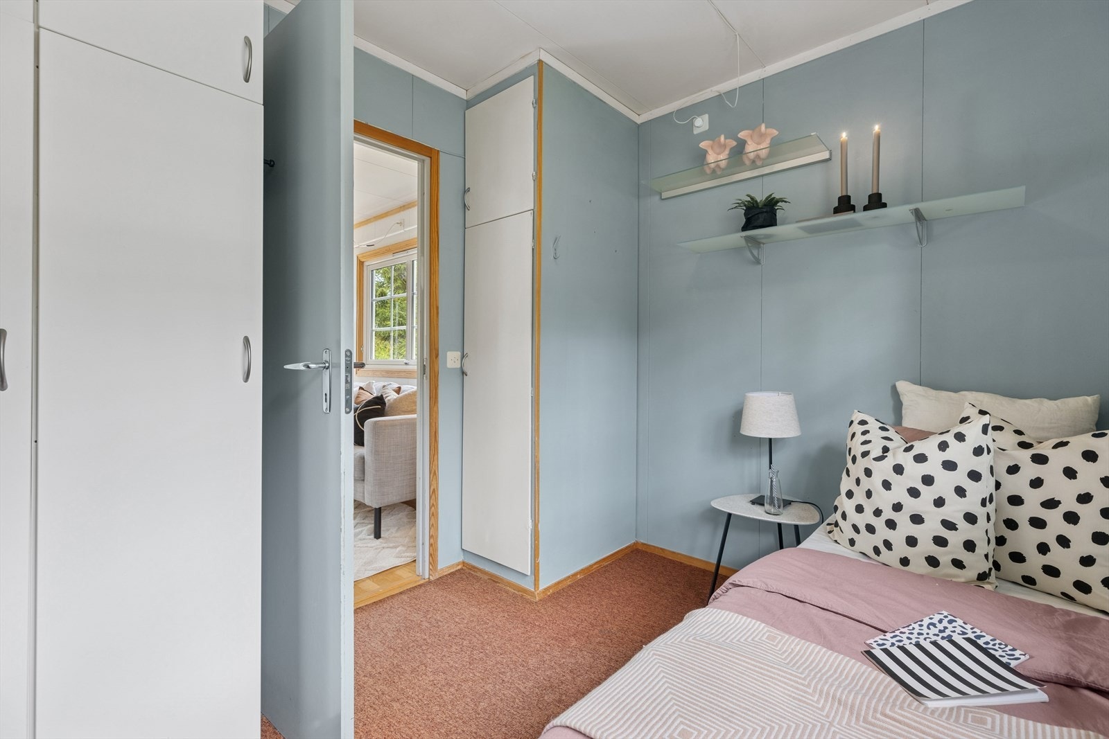 Soverom 2 i utleiedelen har integrerte garderobeskap. Galleribilde