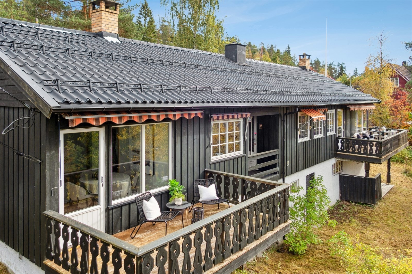 Taket er tekket med blikktak fra ukjent årstall. Utleieleilighet til venstre. Galleribilde