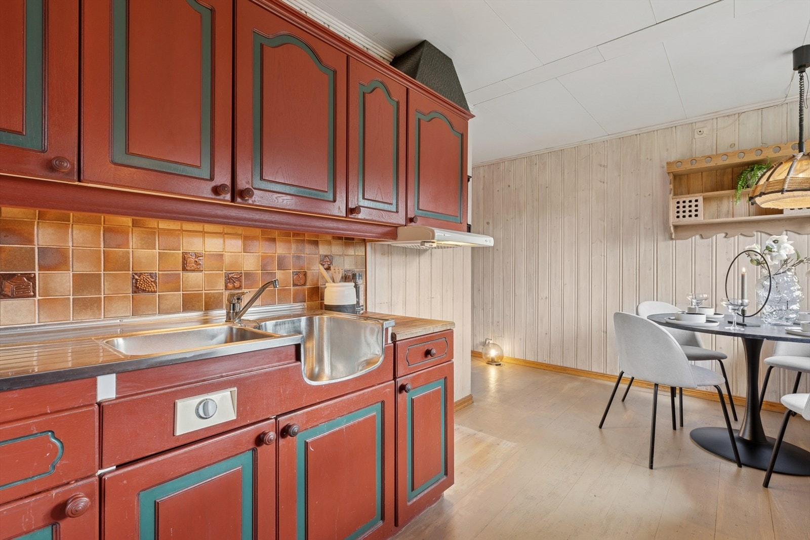 Kjøkkeninnredningen er med malte profilerte fronter og heltre benkeplate med heldekkende benkebeslag og ett-greps blandebatteri. Galleribilde