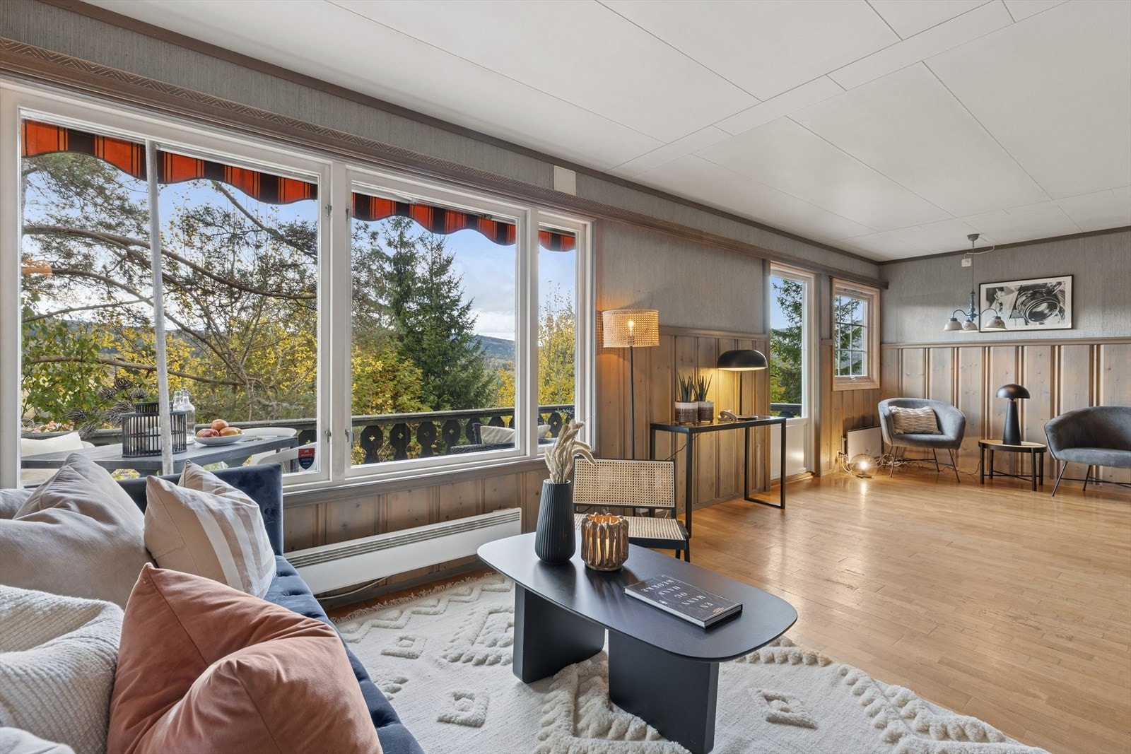 God plass til sofahjørne med tilhørende møblement og egen spisegruppe om ønskelig. Galleribilde