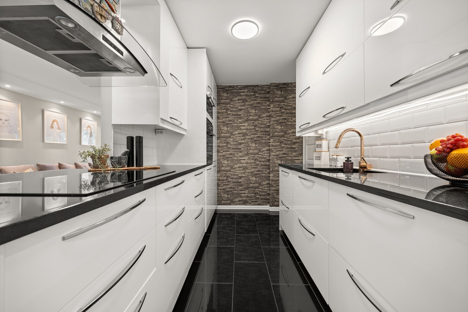 Leiligheten har et pent kjøkken med glatte fronter Galleribilde